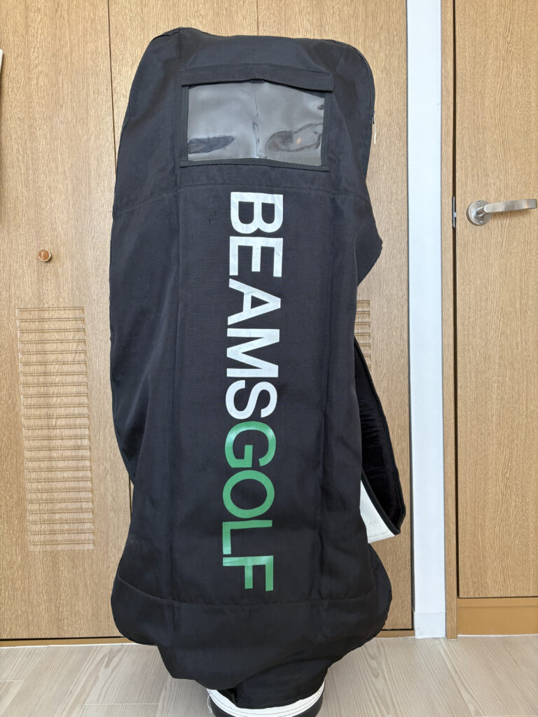 BEAMS GOLFのロゴが入った黒いトラベルカバー