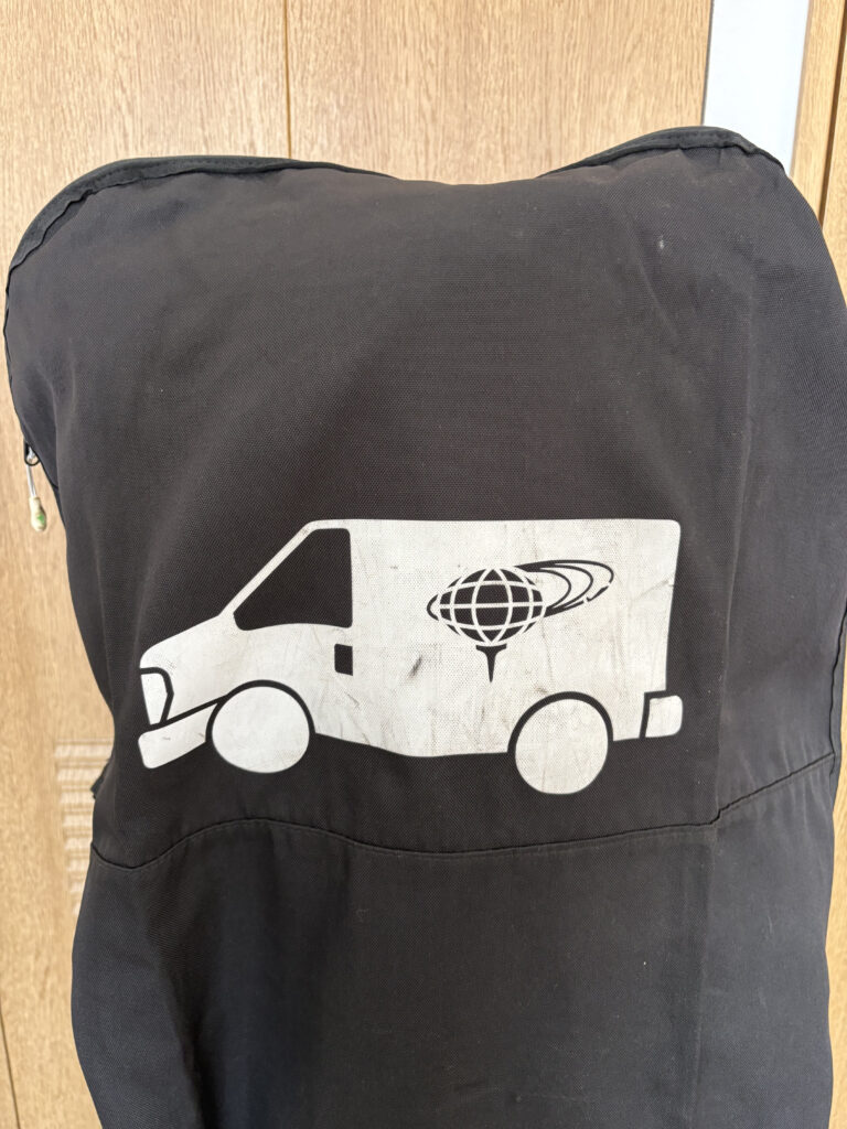 トラックのイラストが描かれたBEAMS GOLFトラベルカバーの背面