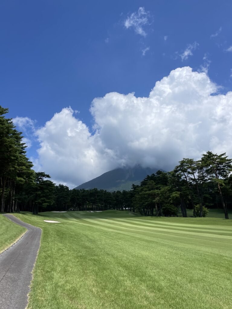 大山ゴルフ倶楽部の18番ホール。上田治設計、大山を望む打ち上げのフィニッシングホール
