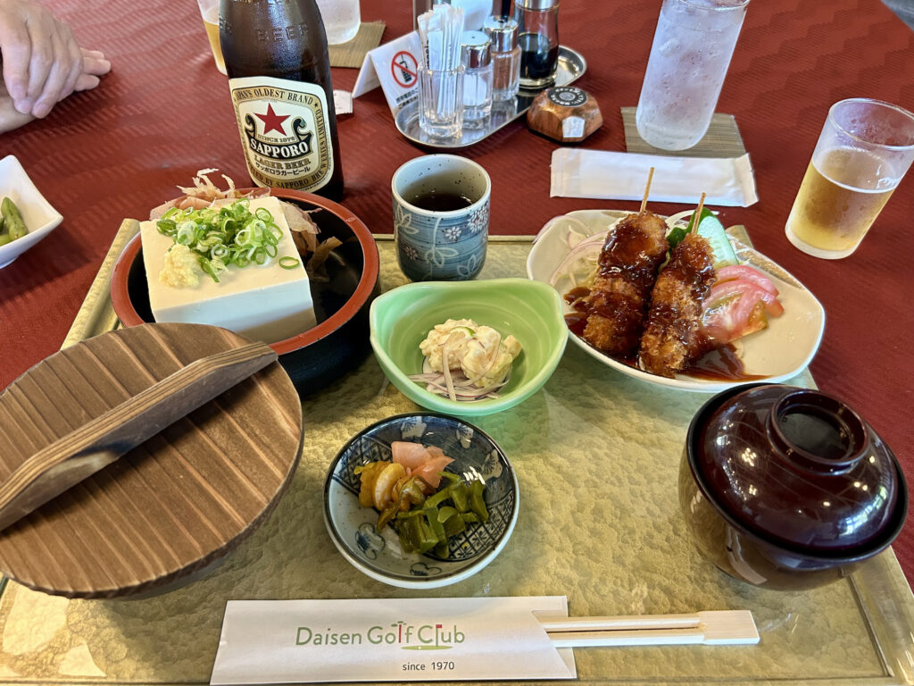 大山ゴルフ倶楽部のレストランで提供される冷奴御膳のランチ