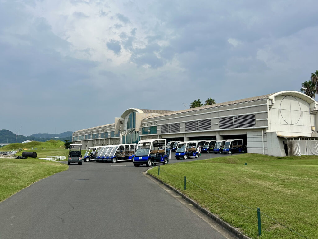 JFE瀬戸内海ゴルフ倶楽部のクラブハウス外観。落ち着いた佇まいと整列するゴルフカート