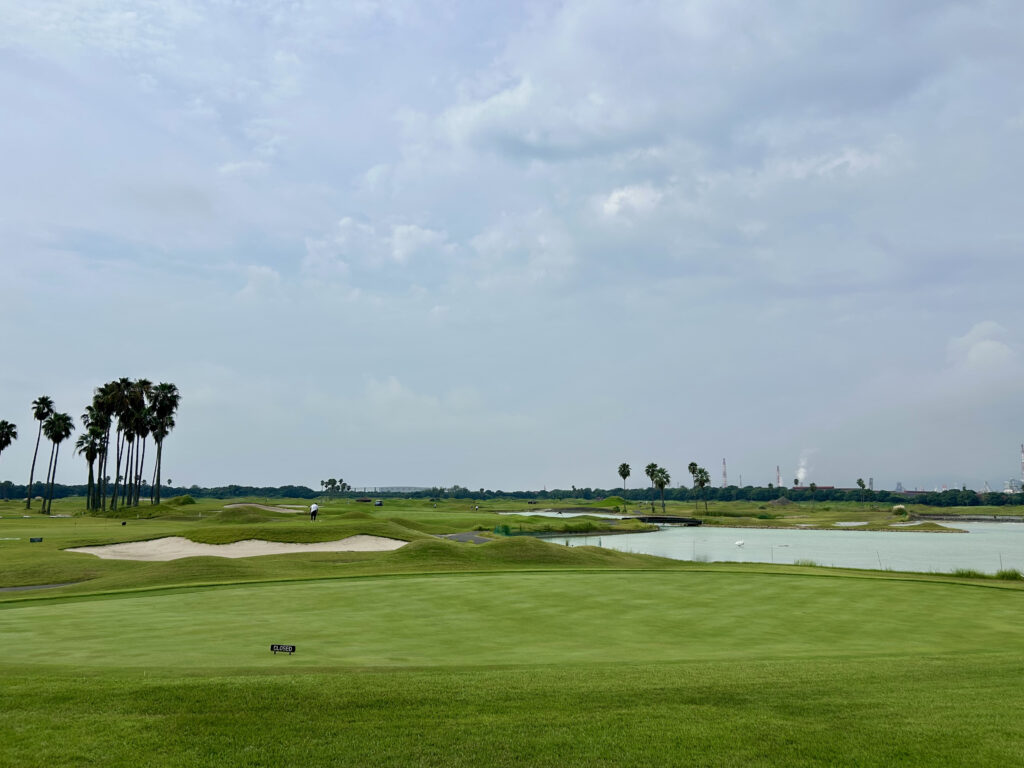 JFE瀬戸内海ゴルフ倶楽部のコース全景。フラットな人工島の地形にアンジュレーションとバンカーが配置されたリンクスコース