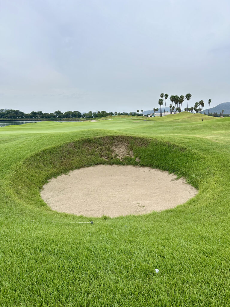 JFE瀬戸内海ゴルフ倶楽部18番ホールのポットバンカー。深く、脱出が難しいリンクス特有の形状