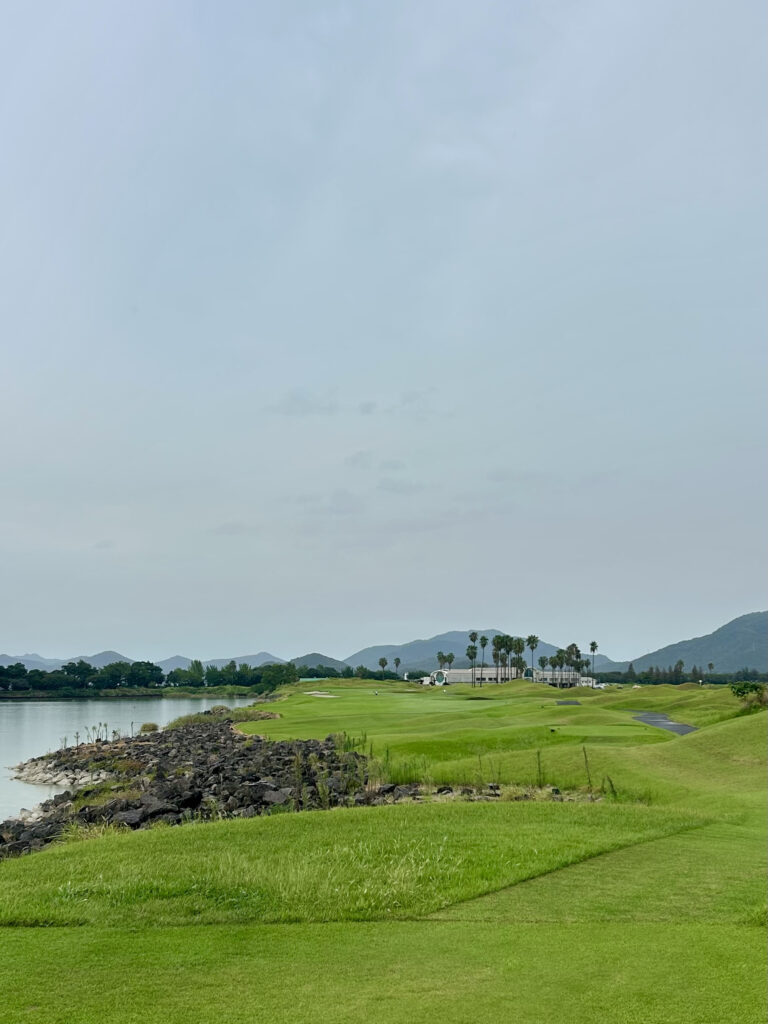 JFE瀬戸内海ゴルフ倶楽部18番ホールのティグラウンド。左に広がる池が特徴のフィニッシングホール