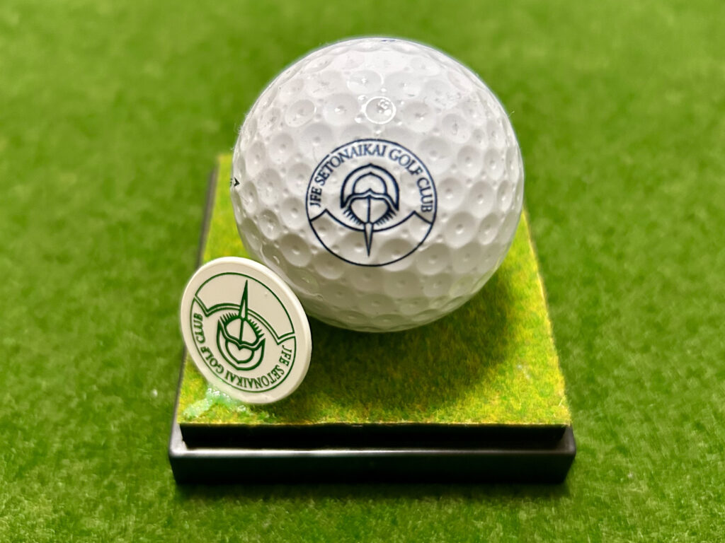 JFE瀬戸内海ゴルフ倶楽部のマーク入りゴルフボールとマーカーをディスプレイしたコレクション