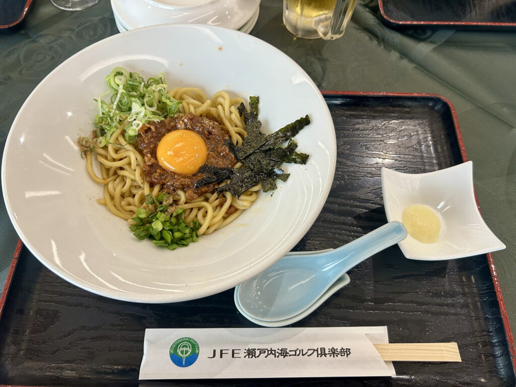 JFE瀬戸内海ゴルフ倶楽部レストランの台湾まぜそば。卵黄と肉味噌が乗ったハーフターン向けメニュー