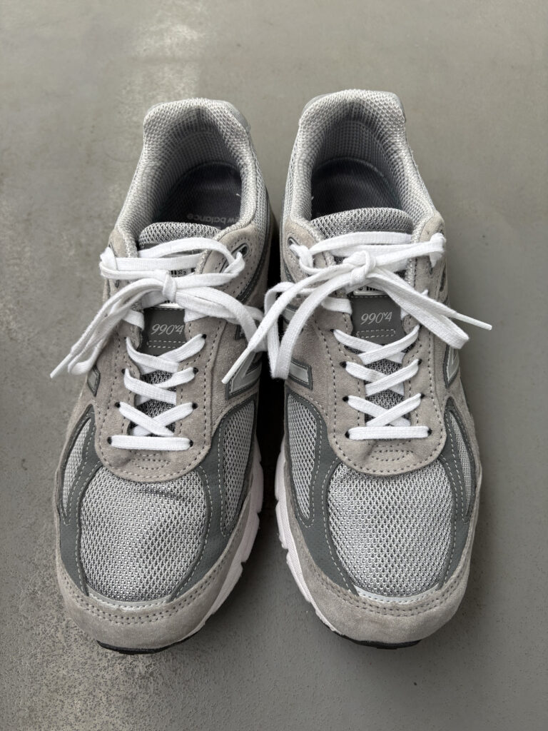 ニューバランス 990v4 正面の表情とアッパーのメッシュ素材