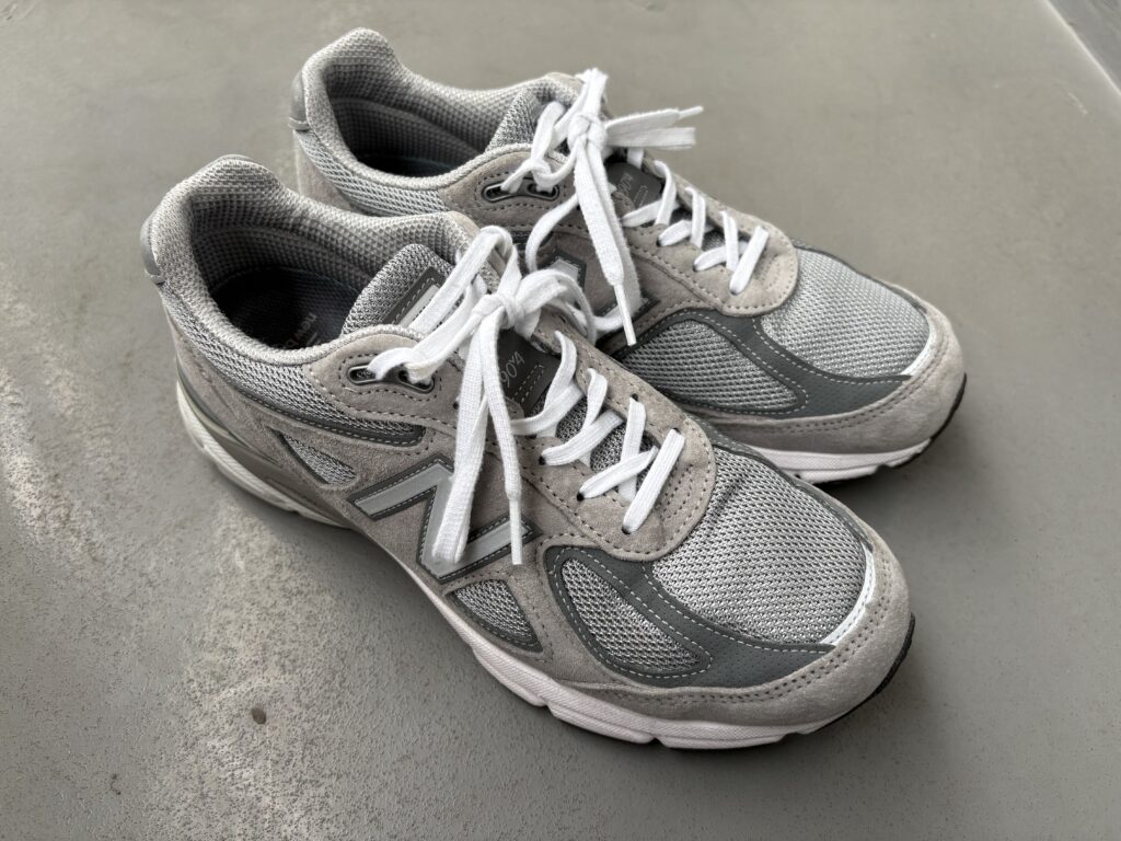ニューバランス 990v4 グレー メイドイン USA 斜めからの外観