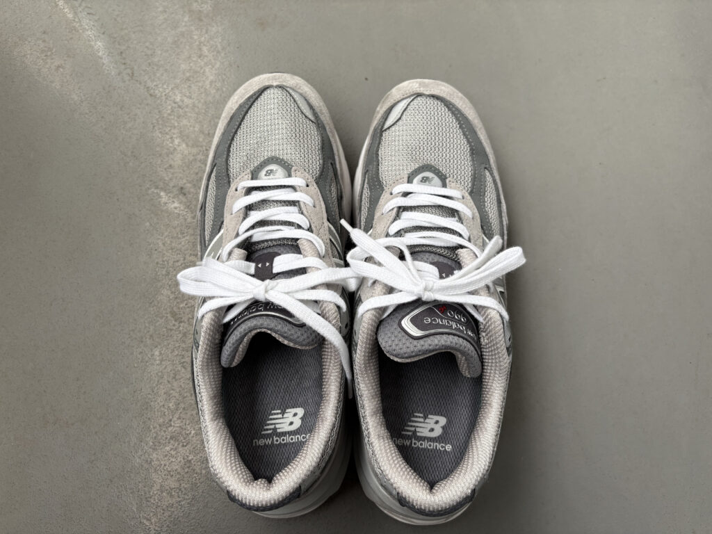 ニューバランス 990v6 真上から見たシルエットと足幅の広さ