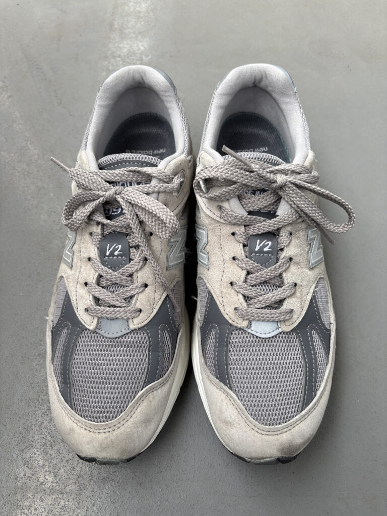 ニューバランス 991v2 正面の表情とアッパーのメッシュ素材