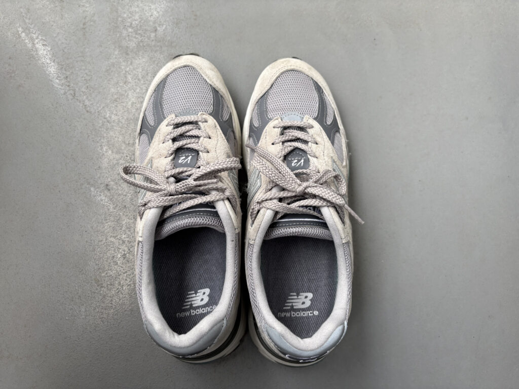 ニューバランス 991v2 真上から見たシルエットと足幅の広さ