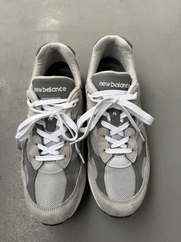 ニューバランス 992 正面の表情とアッパーのメッシュ素材