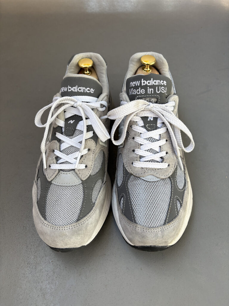 ニューバランス992(左)と993(右)の正面比較写真