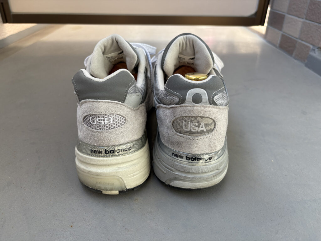 ニューバランス992(左)と993(右)のヒールデザイン比較。リフレクターの形状とUSAロゴの窓の違い。