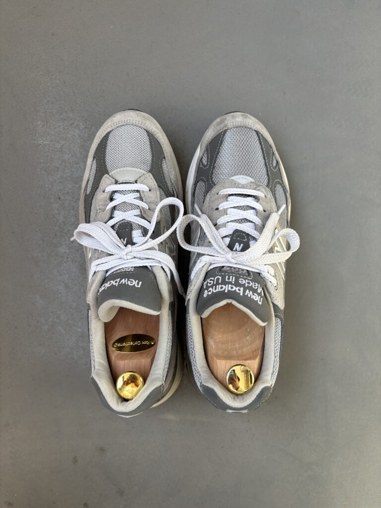 ニューバランス992と993を真上から見た比較。シュータンの刺繍とつま先のシルエットの違い。