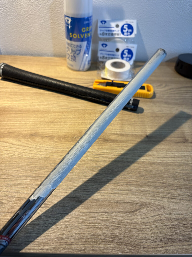 グリップを外した後のシャフトに残った古い両面テープのベタつき