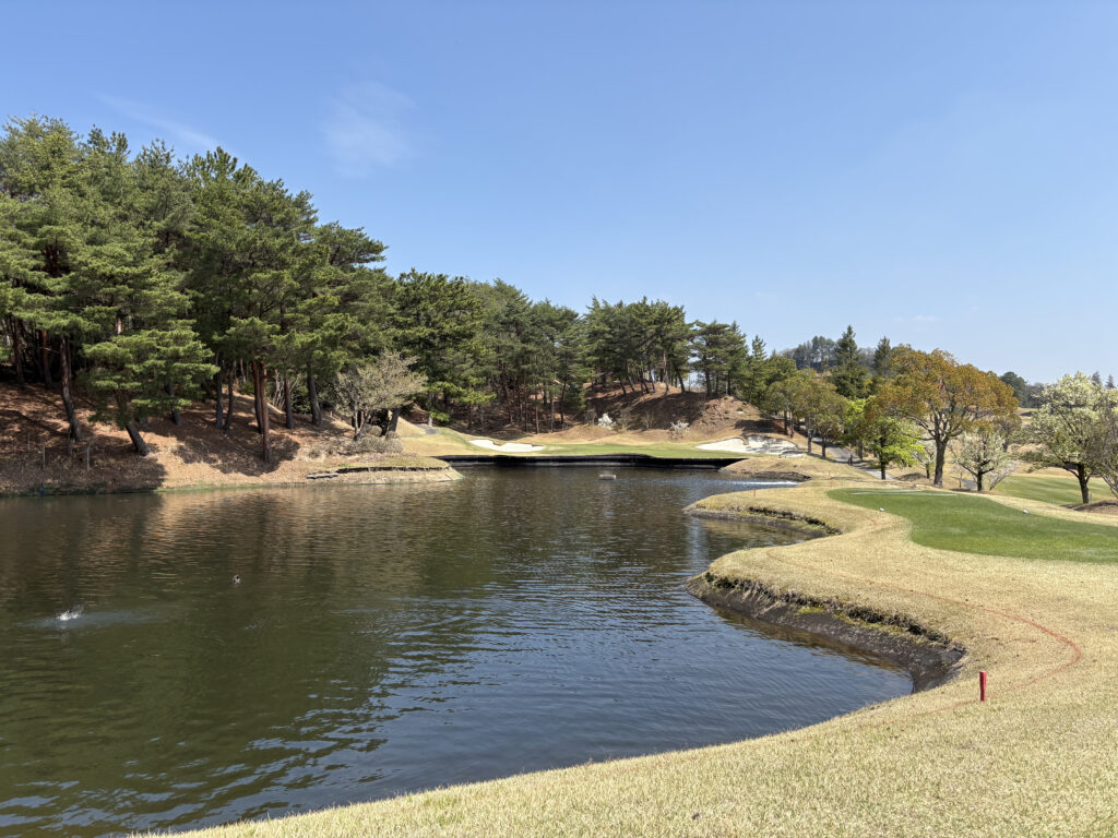 有馬ロイヤルゴルフクラブ ノーブルコース3番ホールのパー3。手前に広大な池があり、グリーンの奥には複数のバンカー、左手には深い森が広がる戦略的な景色。