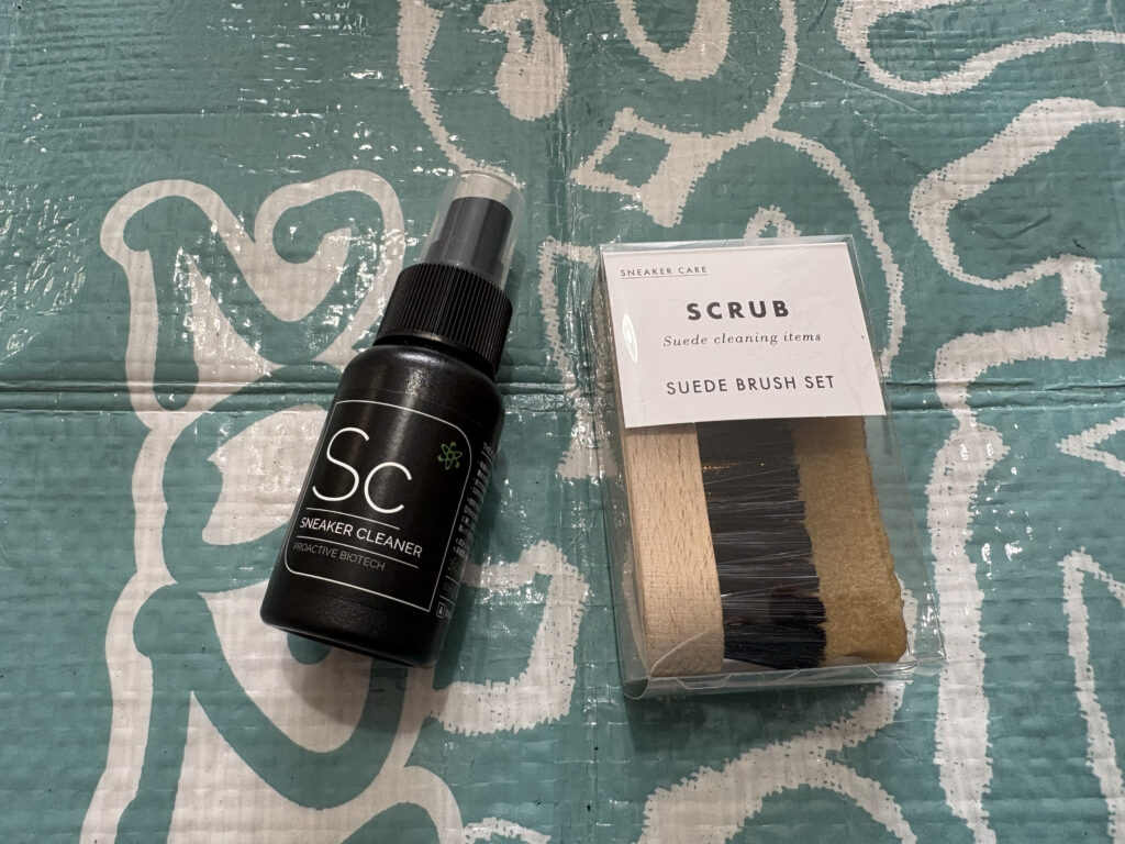 New Balance 993のお手入れに使用するスニーカーラボのクリーナーとコロンブスのスエードブラシセット