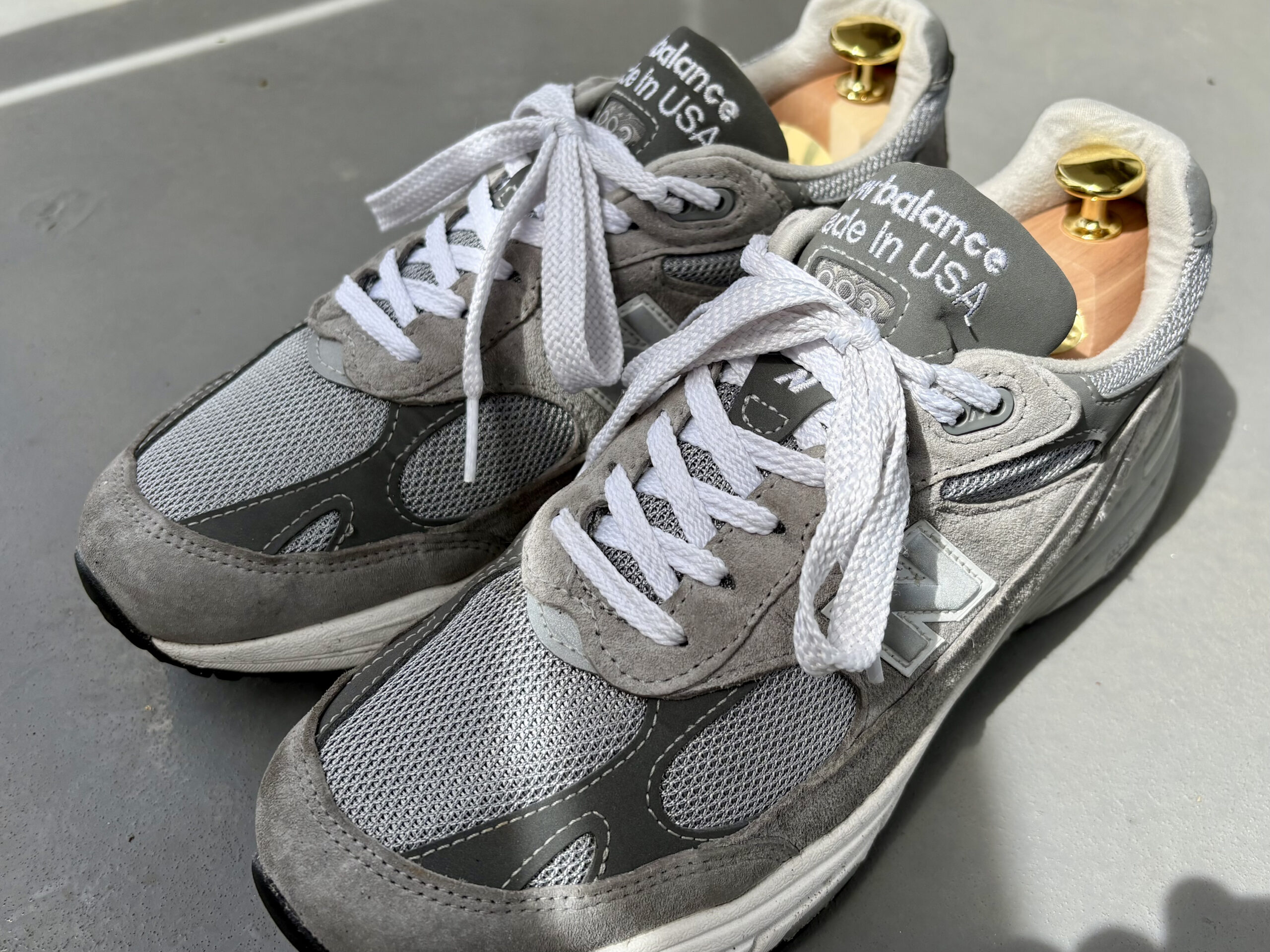 スニーカーラボとコロンブスで手入れを終え、木製シューツリーを装着したNew Balance 993（Made in USA）グレーの完成写真