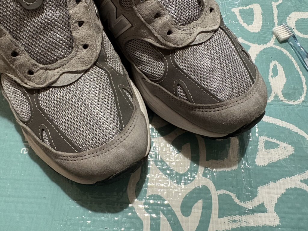 スニーカーラボとコロンブスでメンテナンスを終えた、 New Balance 993(グレー)のスエード部分がきれいになり、毛並みが整っている状態。