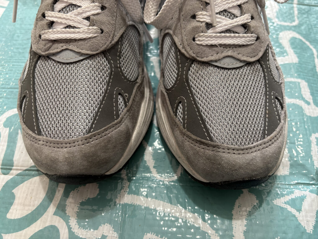 New Balance 993(グレー)のスエード部分がくすみ、黒ずんで汚れている状態。