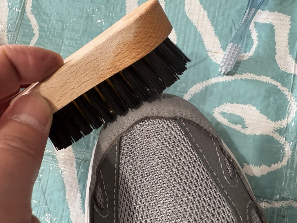 コロンブスのスエードブラシを使って、New Balance 993のスエード部分の汚れをかき出している様子。