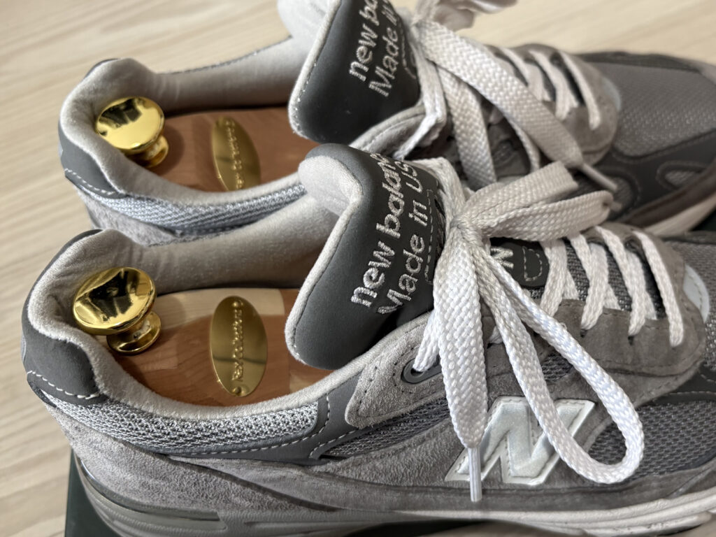 ゴールドの金具が付いた高級感のある木製シューツリーを装着したNew Balance 993