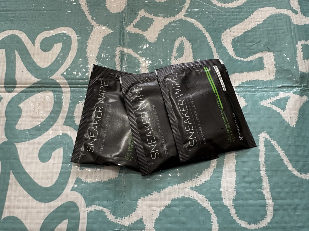 スニーカーラボのスニーカーワイプス(個包装のクリーニングシート)が3つ並んでいる様子。