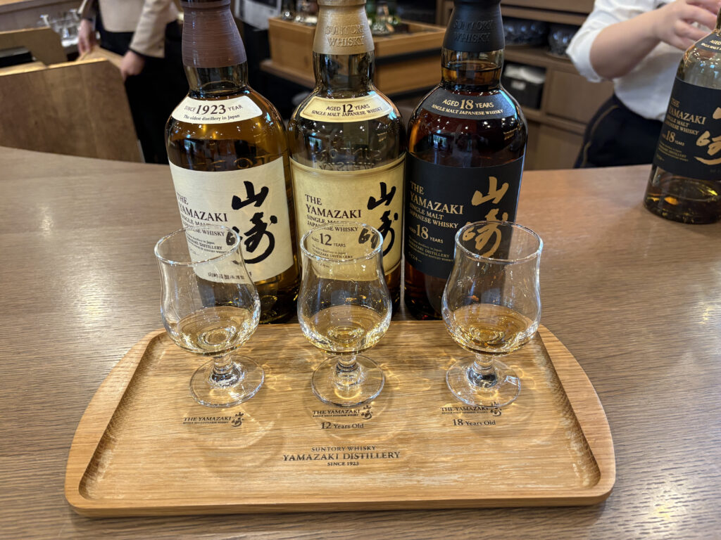 山崎ブランド体感セットのテイスティンググラスとボトル。左から山崎（ノンエイジ）、山崎12年、山崎18年。